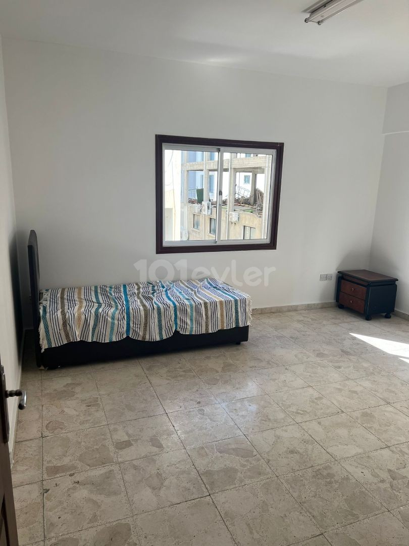 5+1 170m2 Very Spacious Flat for Rent in Yenişehir, Nicosia