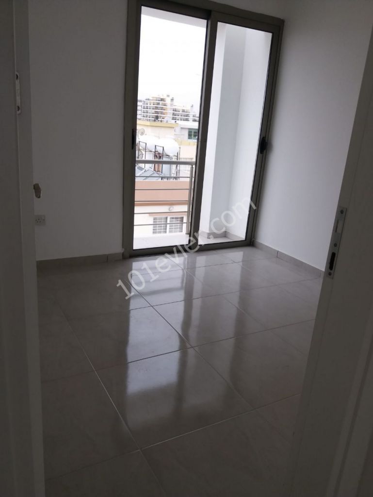 Gazimağusa tam merkezde yeni apartman da yatırım için ideal 2+1 penthouse daire  