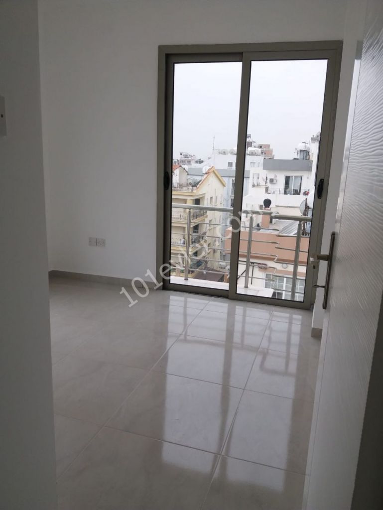 Gazimağusa tam merkezde yeni apartman da yatırım için ideal 2+1 penthouse daire  