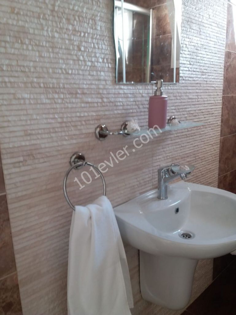 gazimağusa merkezde daü ve adakent üniversitesine yakın  lüks  kiralık 2+1 daire Habibe ÇETİN 05338547005