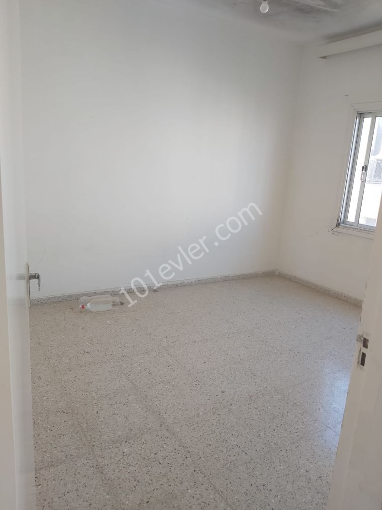 3+1 Wohnung zum Verkauf zu einem Schnäppchen-Preis in der Nähe des Zentrums von Famagusta für Informationen: Habibe Cetin 05338547005 ** 