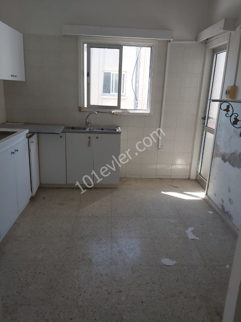 3+1 Wohnung zum Verkauf zu einem Schnäppchen-Preis in der Nähe des Zentrums von Famagusta für Informationen: Habibe Cetin 05338547005 ** 