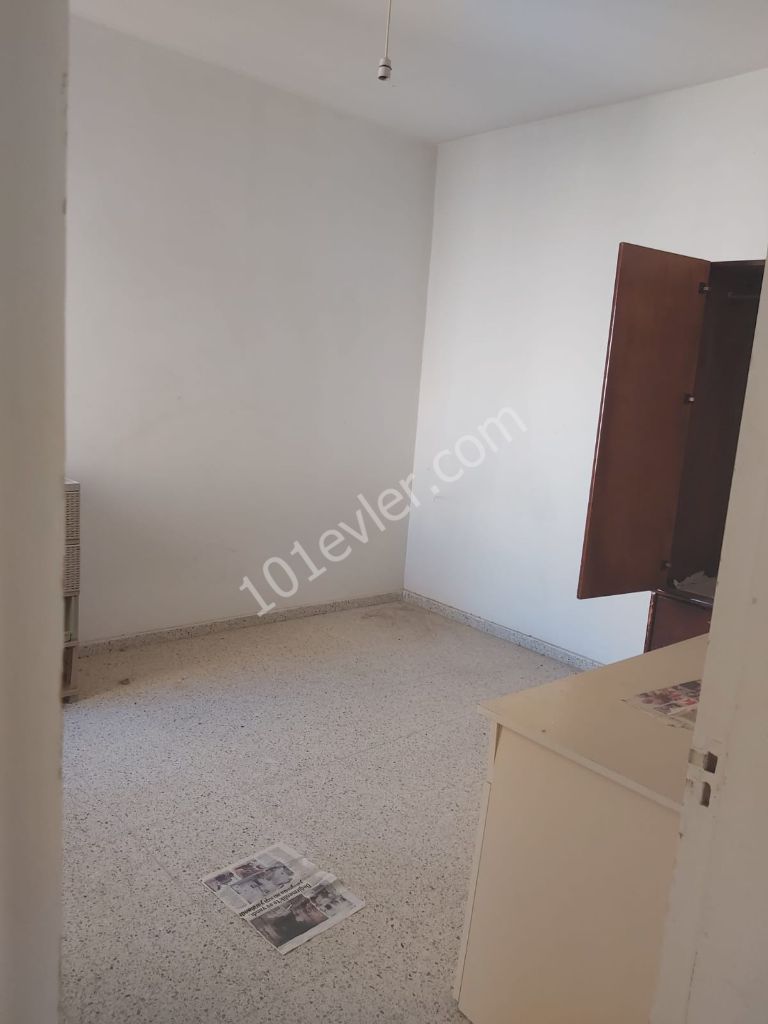 3+1 Wohnung zum Verkauf zu einem Schnäppchen-Preis in der Nähe des Zentrums von Famagusta für Informationen: Habibe Cetin 05338547005 ** 