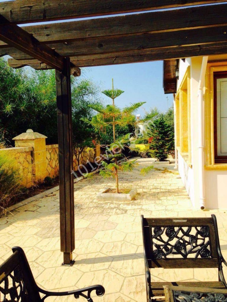 Kıbrıs Girne Merkez'de Satılık 4+2 Villa