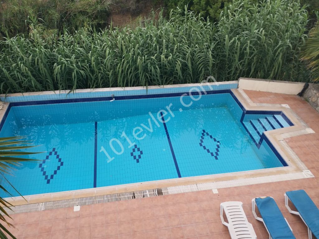 Kıbrıs Girne Yeşiltepe'de Günlük Kiralık 5+1 Villa