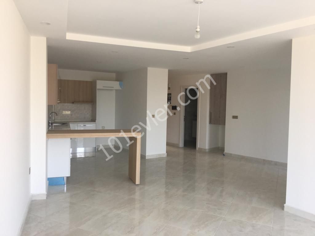 Kıbrıs Girne Merkezde Ana Cadde Üzeri Kiralık Ticari İzinli Daireler