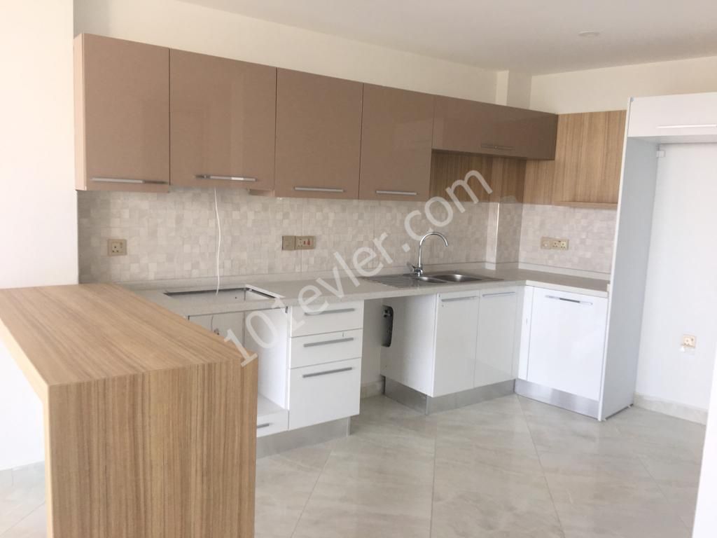 Kıbrıs Girne Merkezde Ana Cadde Üzeri Kiralık Ticari İzinli Daireler