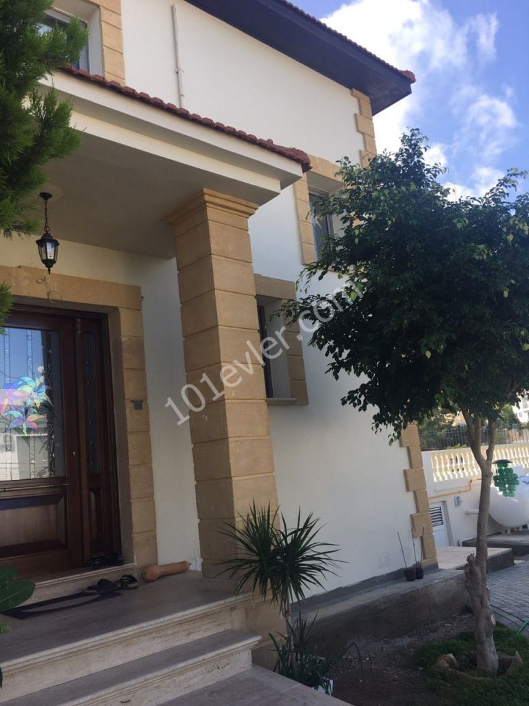 Kıbrıs Girne Çatalköyde Satılık 4+1 Havuzlu Villa