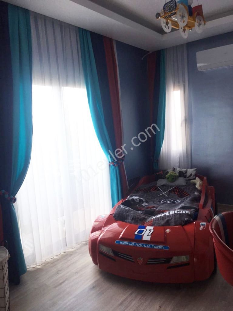 Kıbrıs Girne Çatalköyde Satılık 4+1 Havuzlu Villa