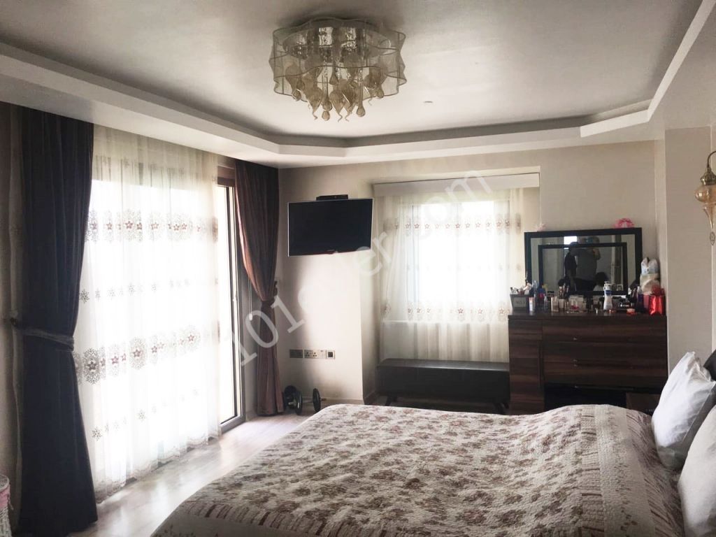 Kıbrıs Girne Çatalköyde Satılık 4+1 Havuzlu Villa