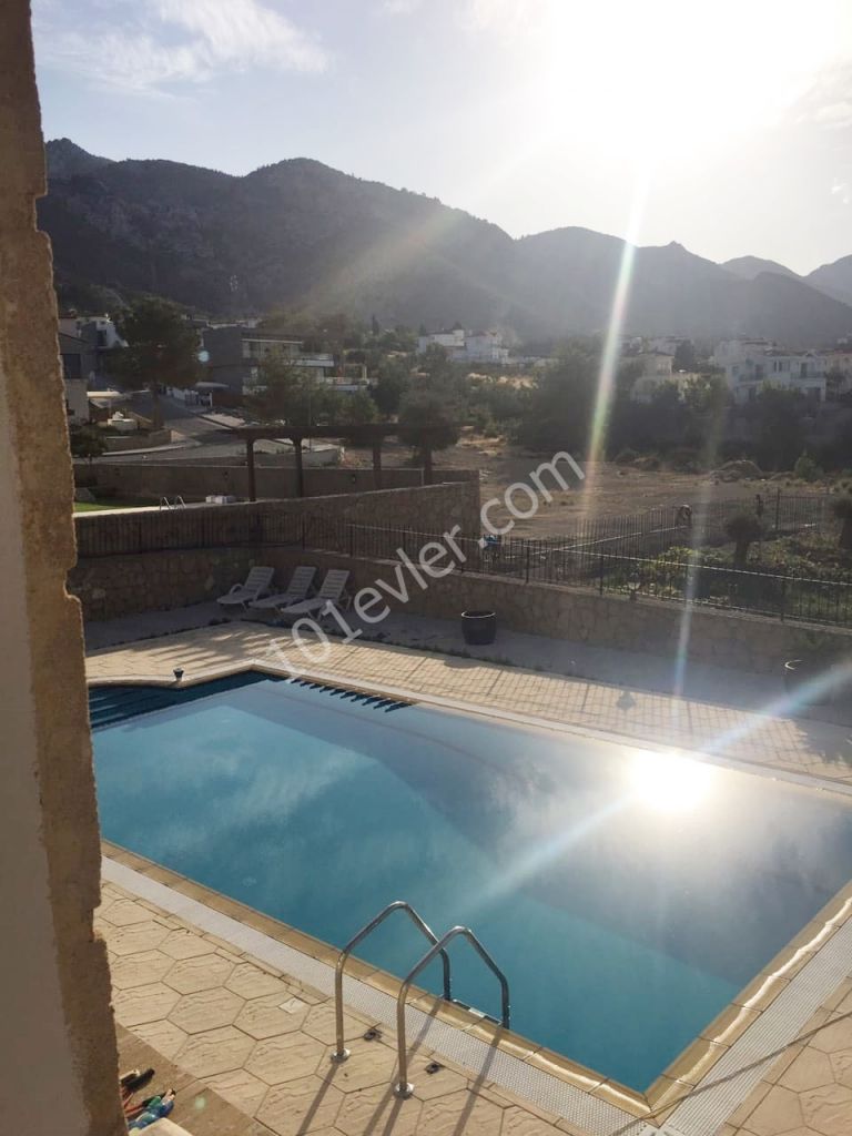 Kıbrıs Girne Çatalköyde Satılık 4+1 Havuzlu Villa