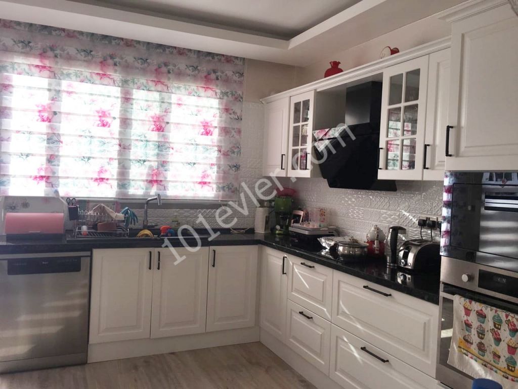 Kıbrıs Girne Çatalköyde Satılık 4+1 Havuzlu Villa