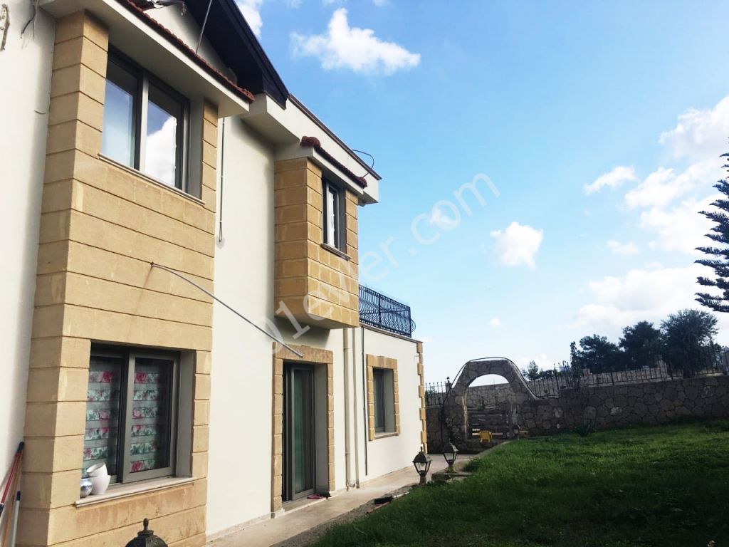 Kıbrıs Girne Çatalköyde Satılık 4+1 Havuzlu Villa