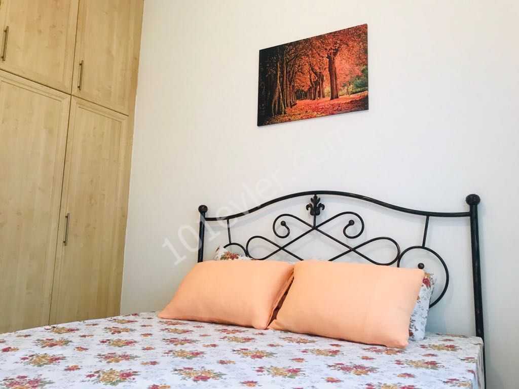 Girne Lapta'da Kiralık Denize sıfır Bahçeli 3+1  Daire