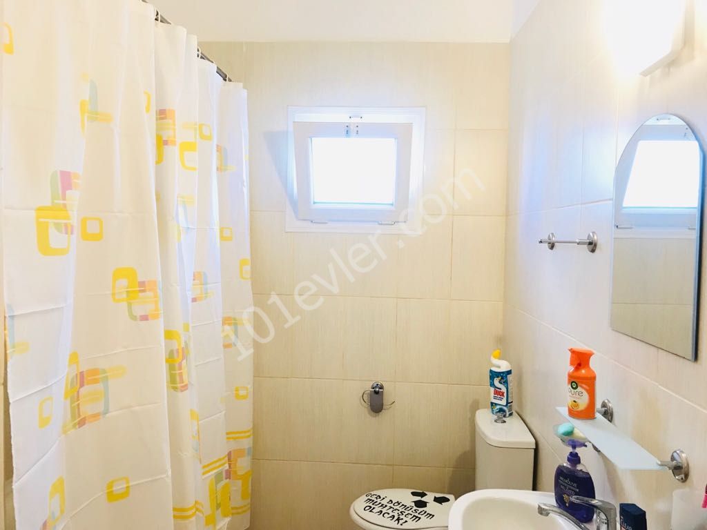 Girne Lapta'da Kiralık Denize sıfır Bahçeli 3+1  Daire