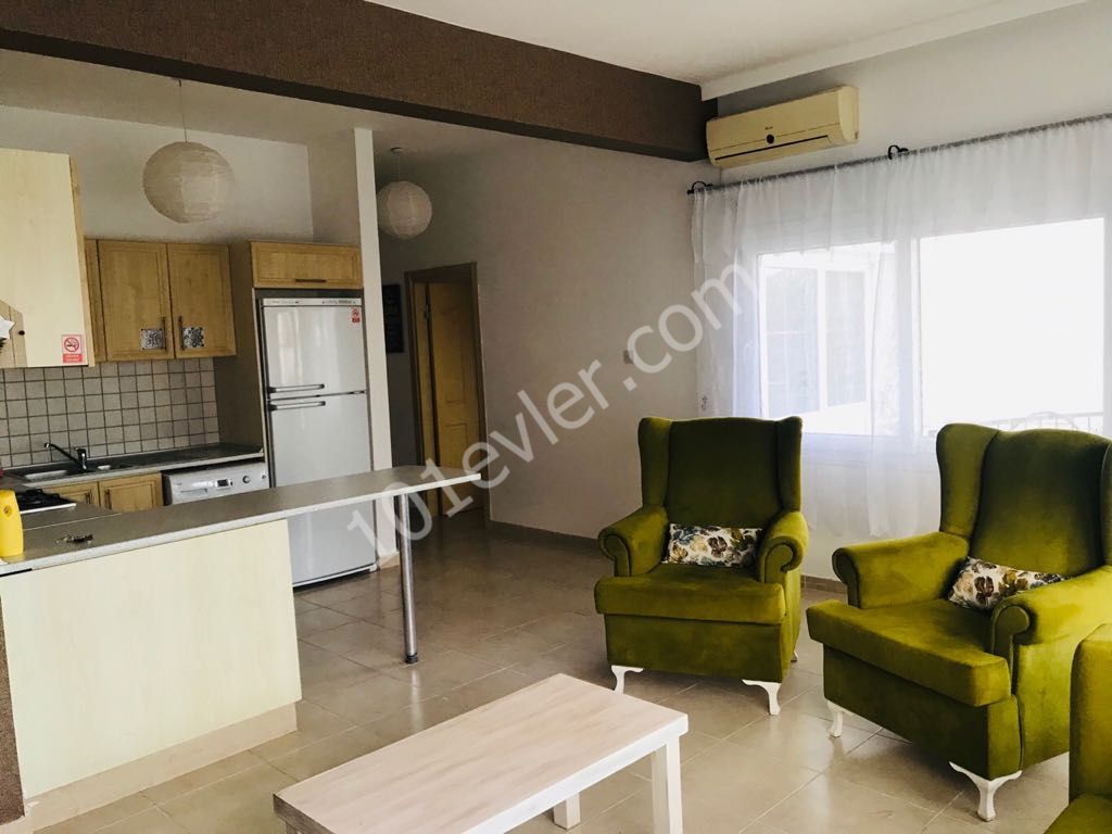 Girne Lapta'da Kiralık Denize sıfır Bahçeli 3+1  Daire