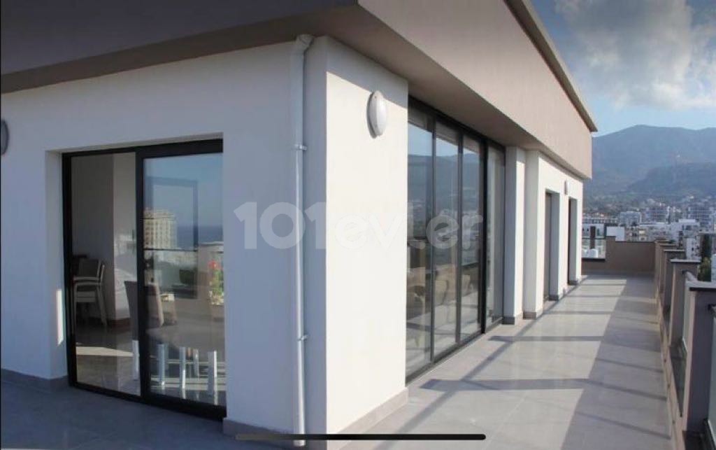 2+1 Penthouse-Residenz zur Tagesmiete im Zentrum von Kyrenia