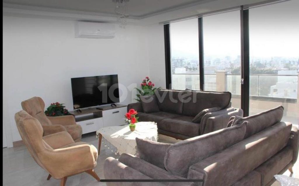 2+1 Penthouse-Residenz zur Tagesmiete im Zentrum von Kyrenia