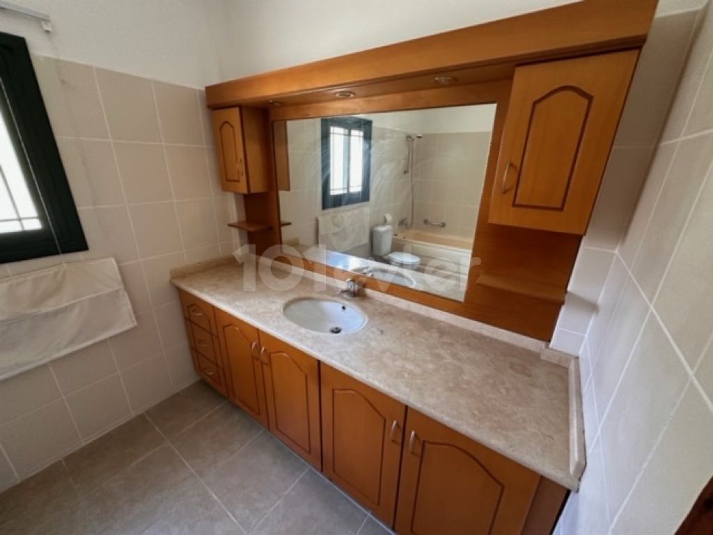 Girne Alsancak Günlük Kiralık 4+1 Villa 