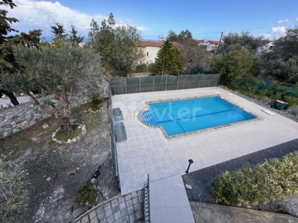 Kyrenia Alsancak Tagesmiete 4+1 Villa