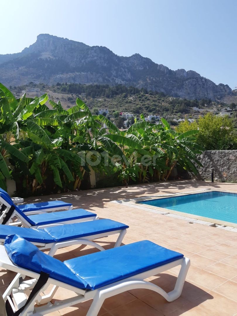 4+1 Villa zur Miete mit privatem Pool in Karşıyaka, Kyrenia