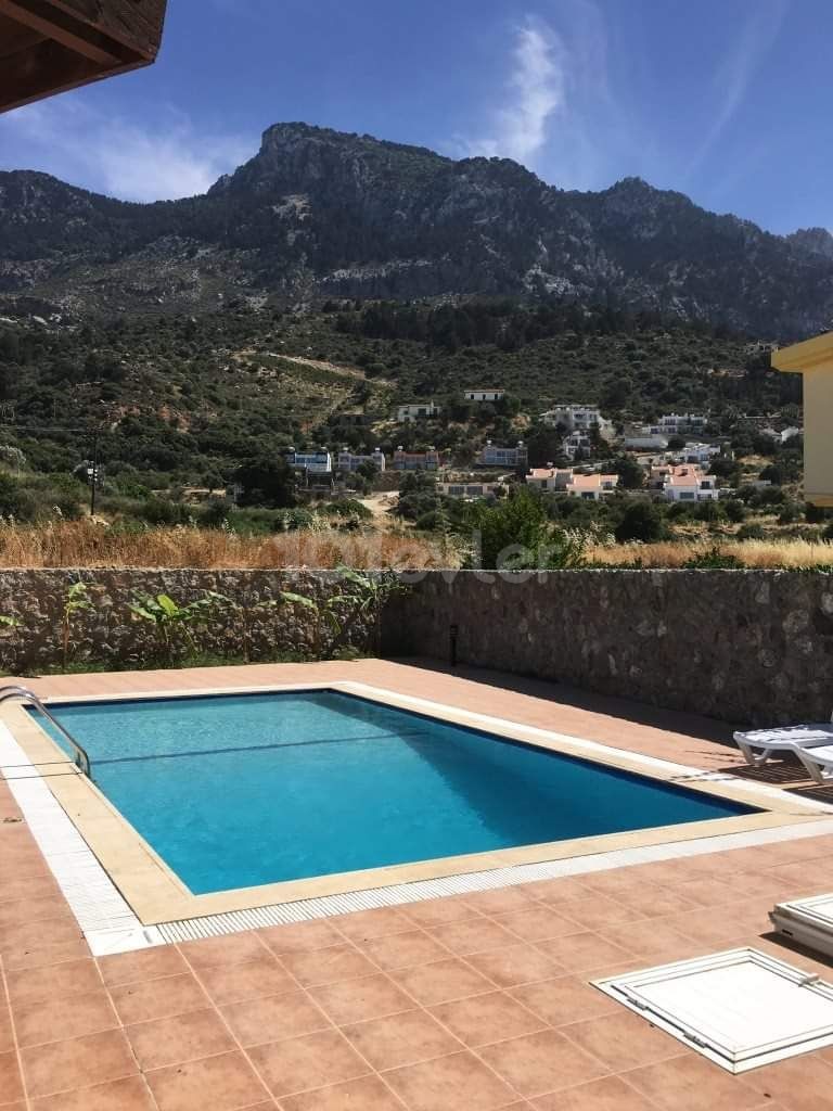 4+1 Villa zur Miete mit privatem Pool in Karşıyaka, Kyrenia