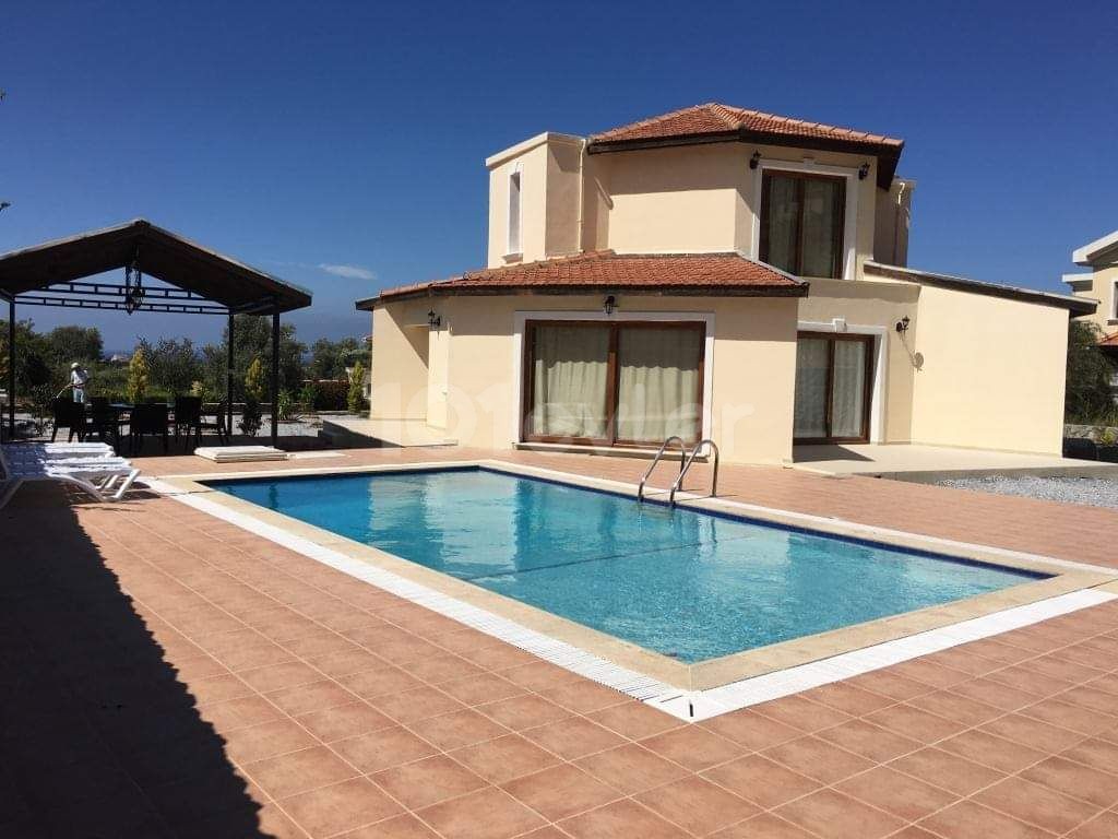 4+1 Villa zur Miete mit privatem Pool in Karşıyaka, Kyrenia