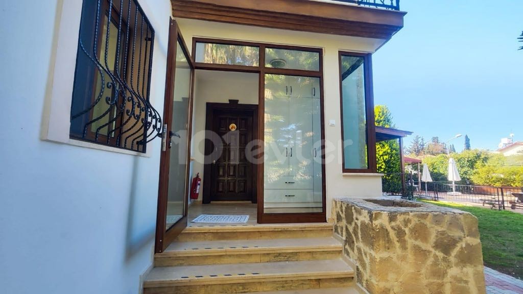 Уникальная вилла 4+1 для посуточной аренды в Балабайисе, Кирения