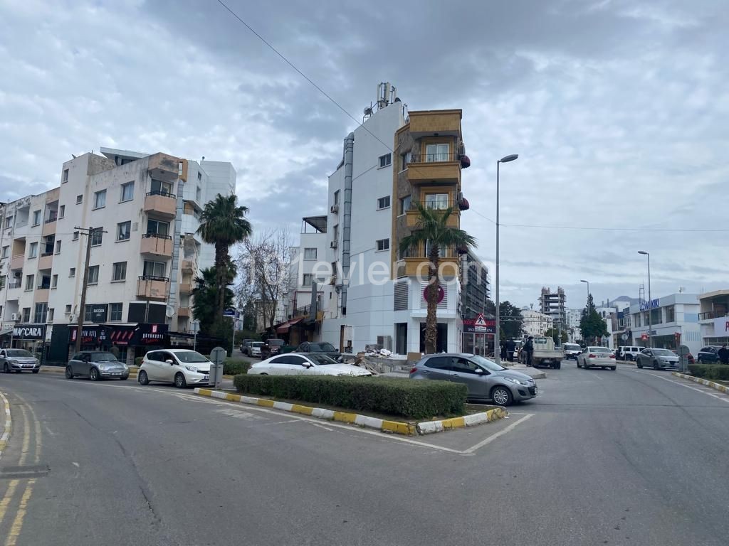 GİRNE MERKEZDE SAHİBİNDEN SATILIK TÜRK MALI 140M2 Daire