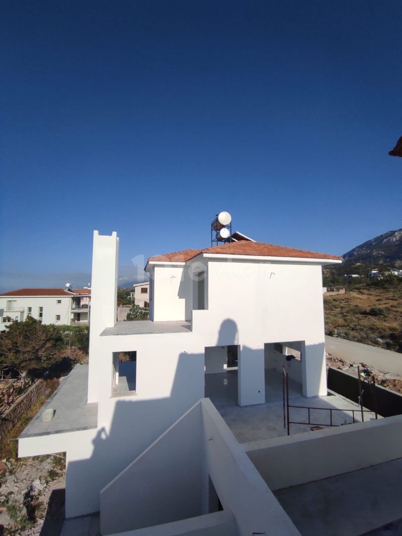 Unsere Villa mit Pool mit Blick auf den Bau in chatalköy steht zum Verkauf. ** 