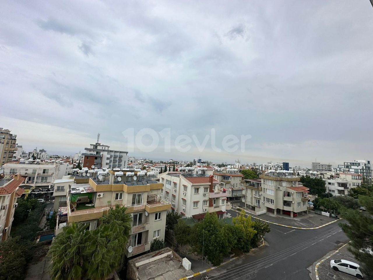 GİRNE MERKEZDE SATILIK DENİZ MANZARALI 2+1 DAİRE