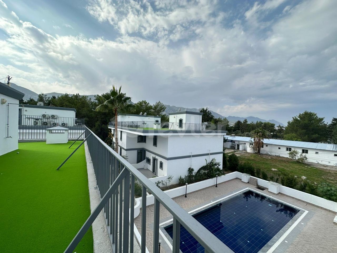 3+1 VILLA MIT GEMEINSAMEN POOL IM ZENTRUM VON KYRENIA