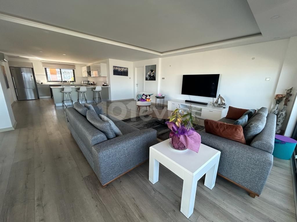 3+1 WOHNUNG ZUM VERKAUF IN KYRENIA ELEGANCE LAGE MIT STADT- UND MEERBLICK