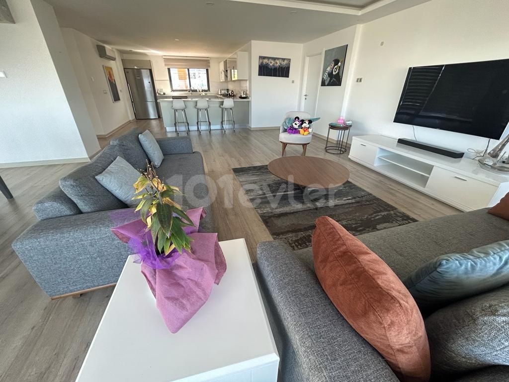 3+1 WOHNUNG ZUM VERKAUF IN KYRENIA ELEGANCE LAGE MIT STADT- UND MEERBLICK