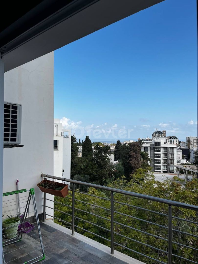 Квартира 2+1 на продажу с видом на море в центре Кирении