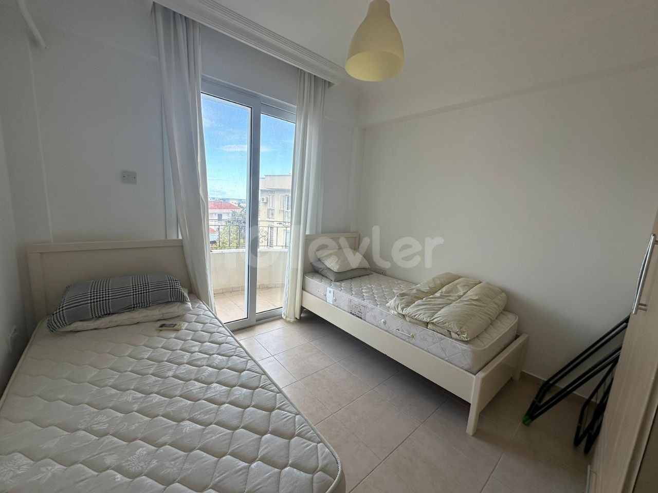 EINZELNE AUTORISIERTE ALSANCAK 3+1 WOHNUNG MIT MEERBLICK