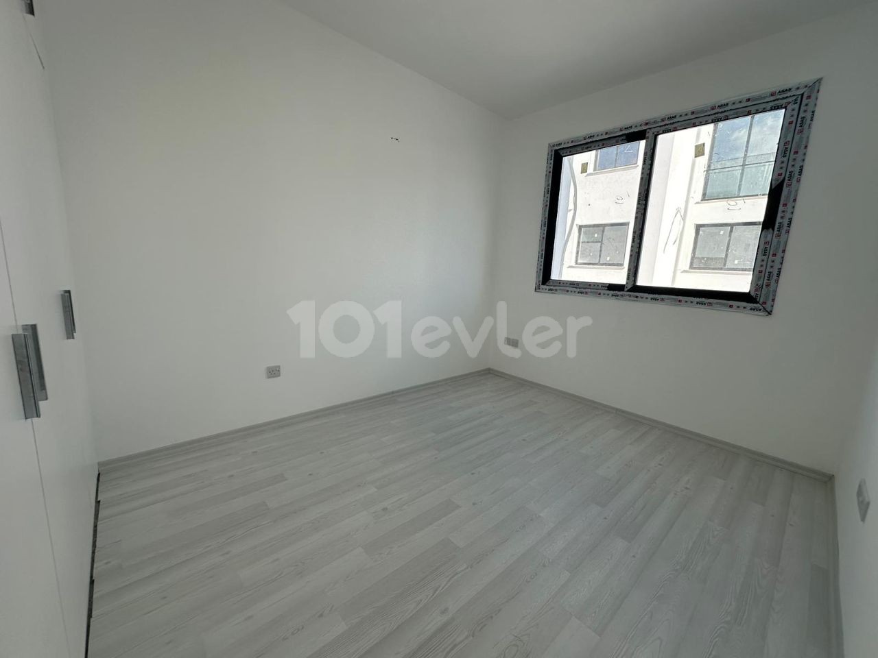 KYRENIA CENTER UNFURNISHED 2+1 FLAT FOR RENT