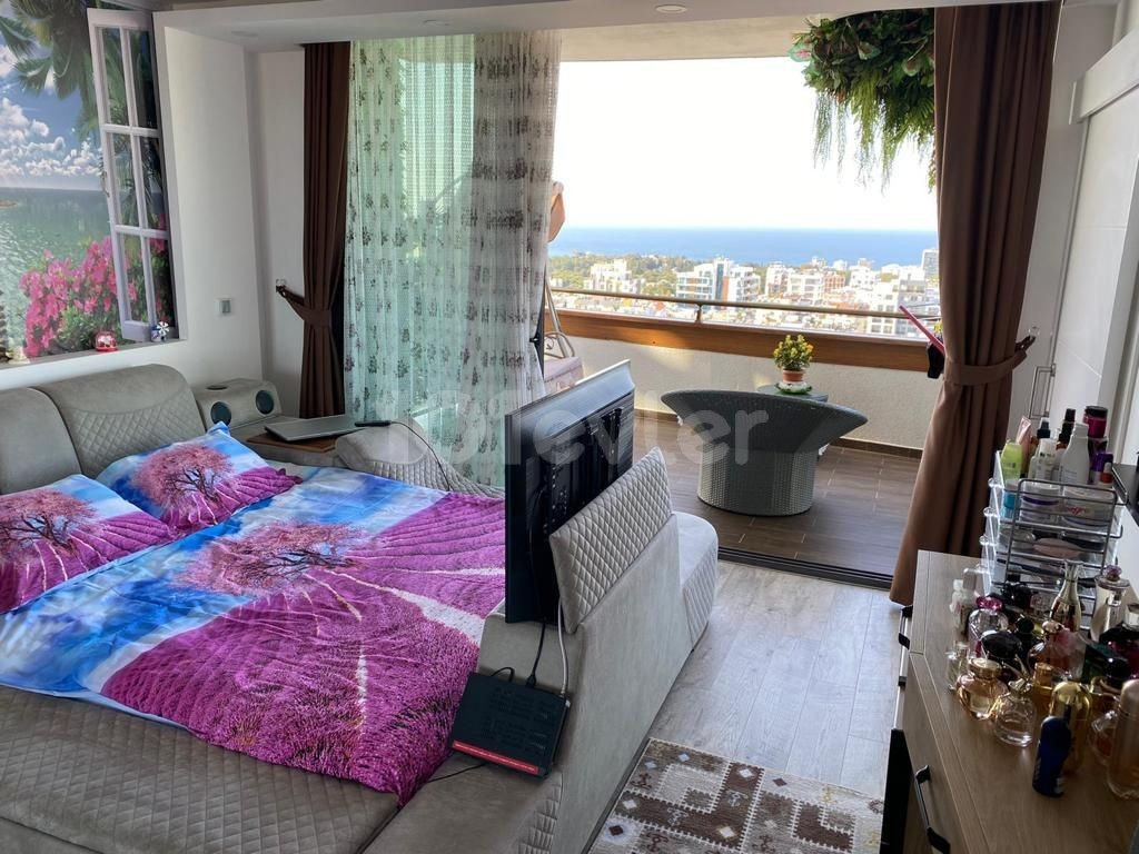 Komplett möbliertes 3+1-Penthouse zur Miete im Zentrum von Kyrenia