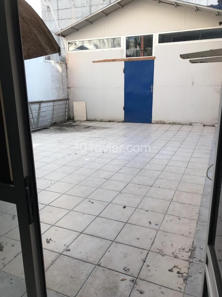 sahibinden kiralık Girne çarşı merkezde sende katlı depolu büyük dükkan