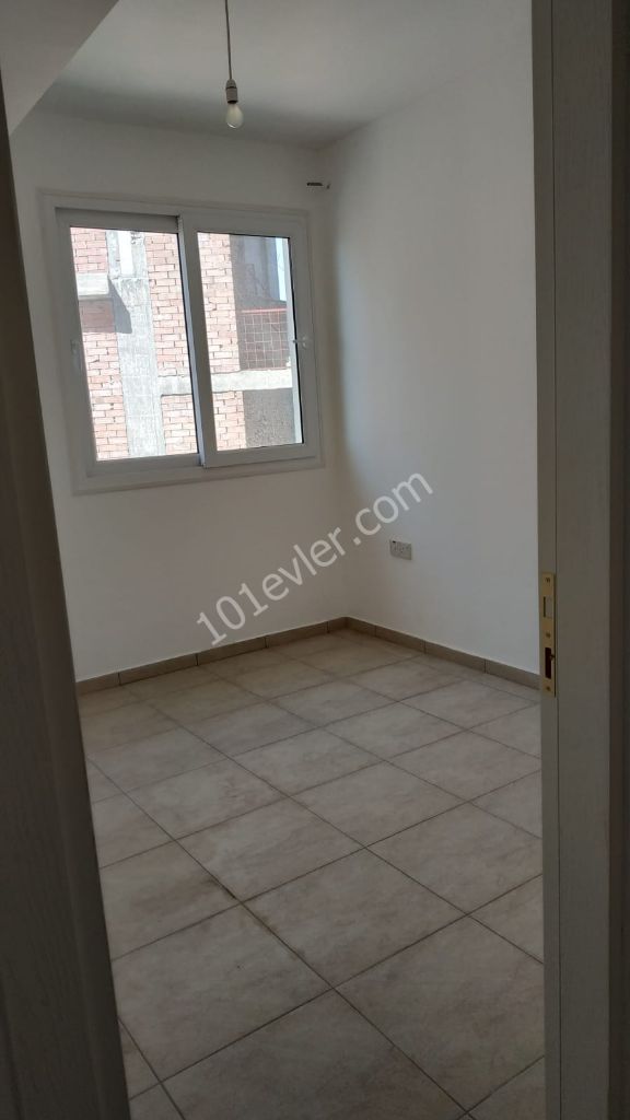 Girne Semih Sancar Caddesi üzerinde eşyasız kiralık sıfır 3+1 daire