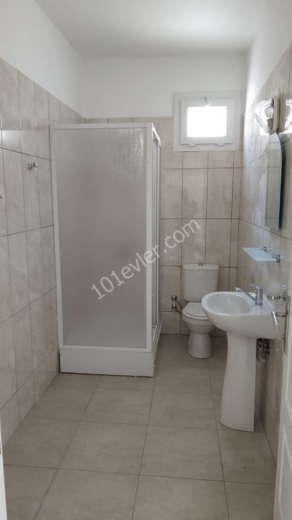 Girne Semih Sancar Caddesi üzerinde eşyasız kiralık sıfır 3+1 daire