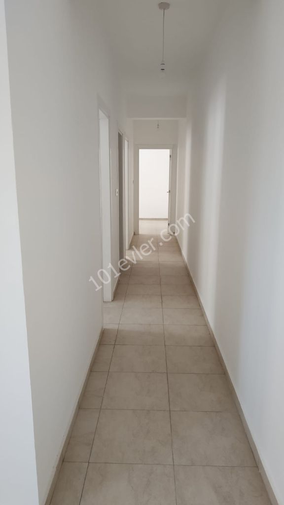 Girne Semih Sancar Caddesi üzerinde eşyasız kiralık sıfır 3+1 daire