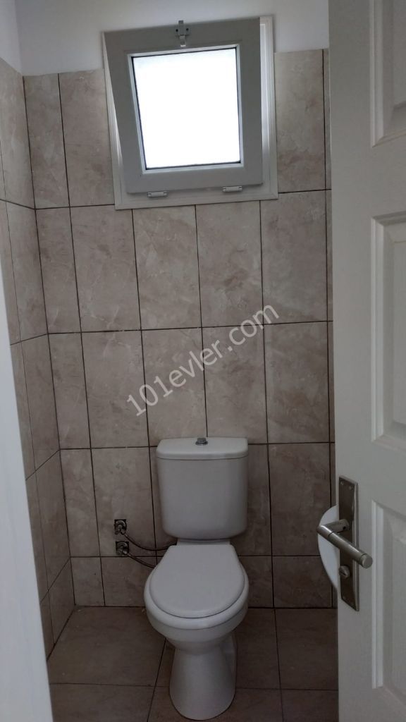 Girne Semih Sancar Caddesi üzerinde eşyasız kiralık sıfır 3+1 daire