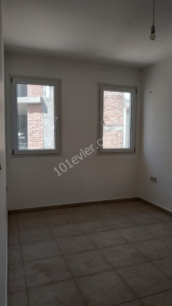 Girne Semih Sancar Caddesi üzerinde eşyasız kiralık sıfır 3+1 daire