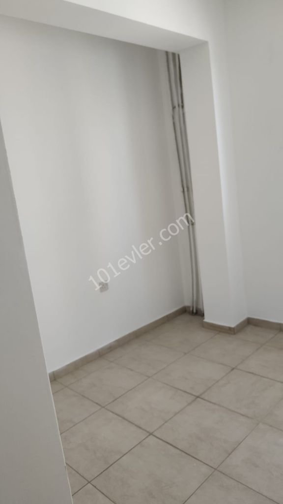 Girne Semih Sancar Caddesi üzerinde eşyasız kiralık sıfır 3+1 daire