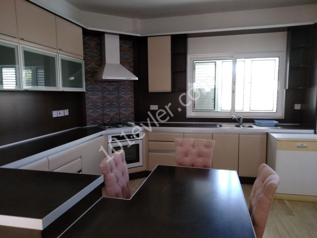 Girne Beylerbeyi'nde kiralık full eşyalı 3+1 villa!