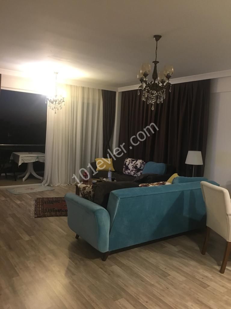 GİRNE MERKEZDE HAVUZLU SİTEDE KİRALIK FULL EŞYALI 2+1 DAİRE