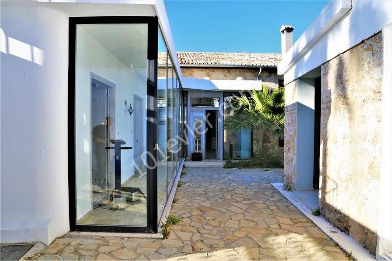  Girne Ozanköy de muhteşem kiralık 4+1 restore edilmiş eski kıbrıs köy evi