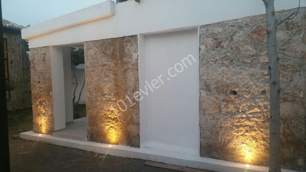  Girne Ozanköy de muhteşem kiralık 4+1 restore edilmiş eski kıbrıs köy evi