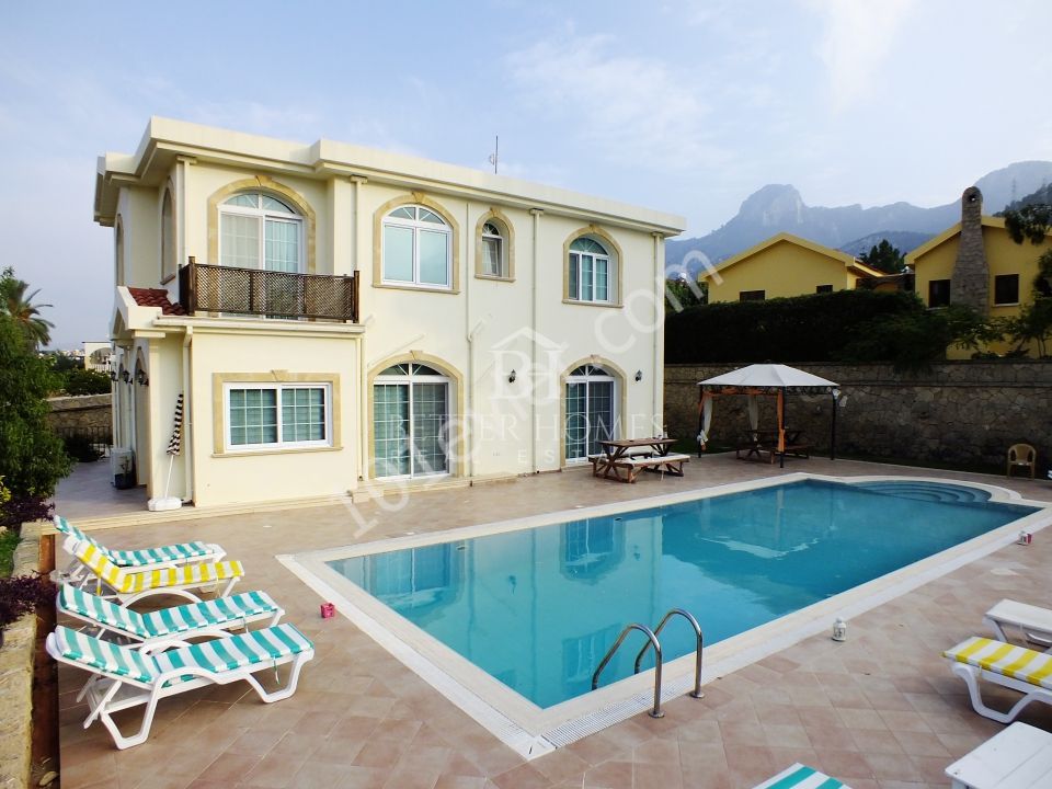 LUXUSVILLA ZUM VERKAUF MIT HERRLICHEM BERG-UND MEERBLICK, AUF MEHR ALS 1 HEKTAR LAND IN KYRENIA CHATALKÖY GEBAUT ** 